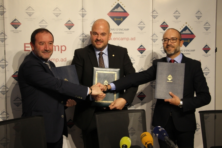 El cònsol major d'Encamp, Jordi Torres; el conseller de L'A+I, Jordi Troguet, i el conseller del PS+I, Joan Sans, moments previs a la celebració de la roda de premsa celebrada aquest dijous.